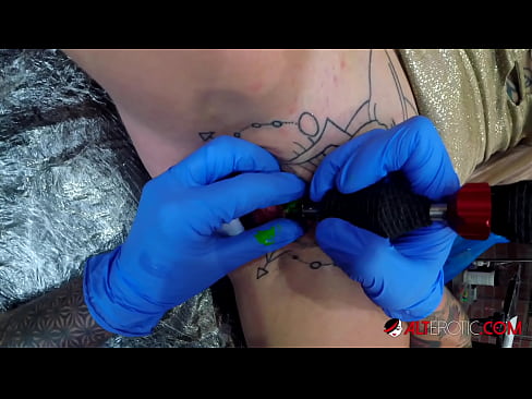 ❤️ Sully Savage, une chaudasse extrêmement tatouée, s'est fait tatouer le clitoris. Porno at fr.ru-pp.ru ❤